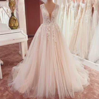 Elegant V-neck Wedding Dresses Lace Appliques..