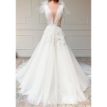 Elegant Wedding Dress Sleeveless Deep V-neck..