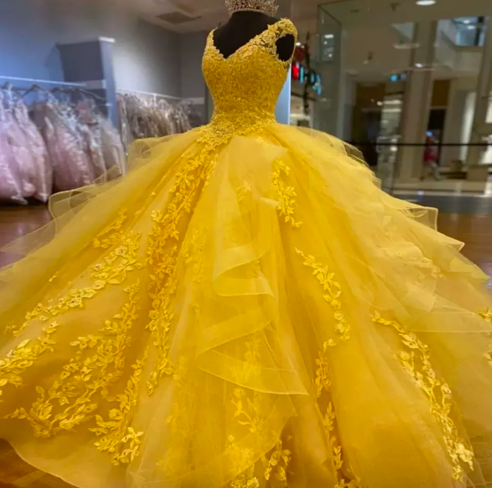 Yellow Prom Dress V Neck Lace Appliques Sweet 15 Gowns Ruffles Tier Skirt Ball Gown Quinceanera Dresses Robe De Soirée Custom