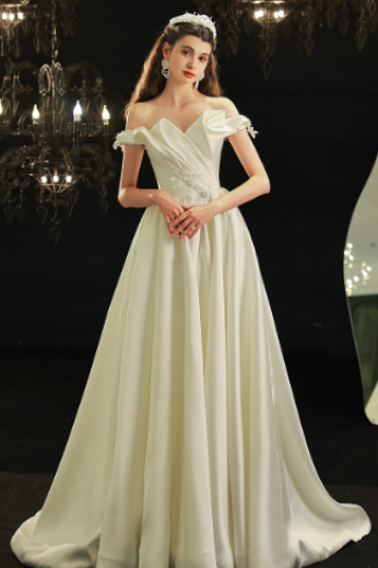 Satin Wedding Dresses Pleats 2022 Lace Appliques Beading Sequins Chapel Train Bridal Dresses Long Wedding Gowns